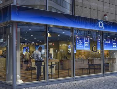 From Vance vs. EU to Buffetts AI Bet Navigating the Tech Investment Landscape