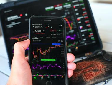 Warren Buffetts Bold Move Berkshires Massive AI Bet on Alphabet and What It Means for Investors